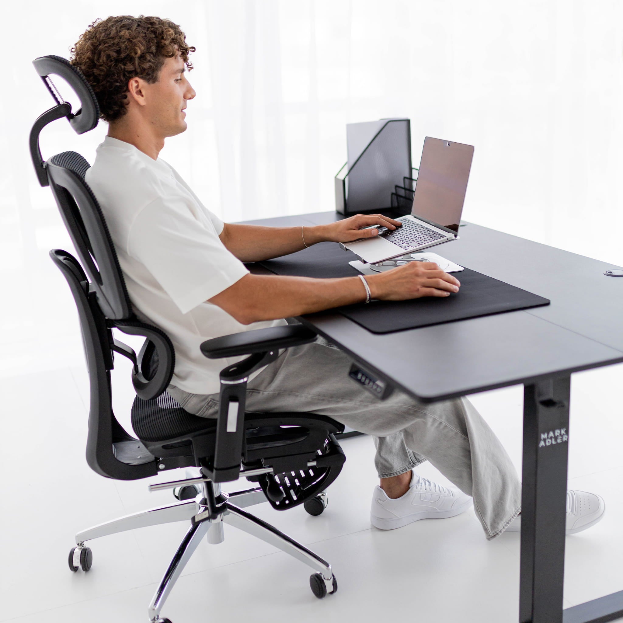 Mark Adler Leader 7.6 Černý elektrický stůl 160 cm 