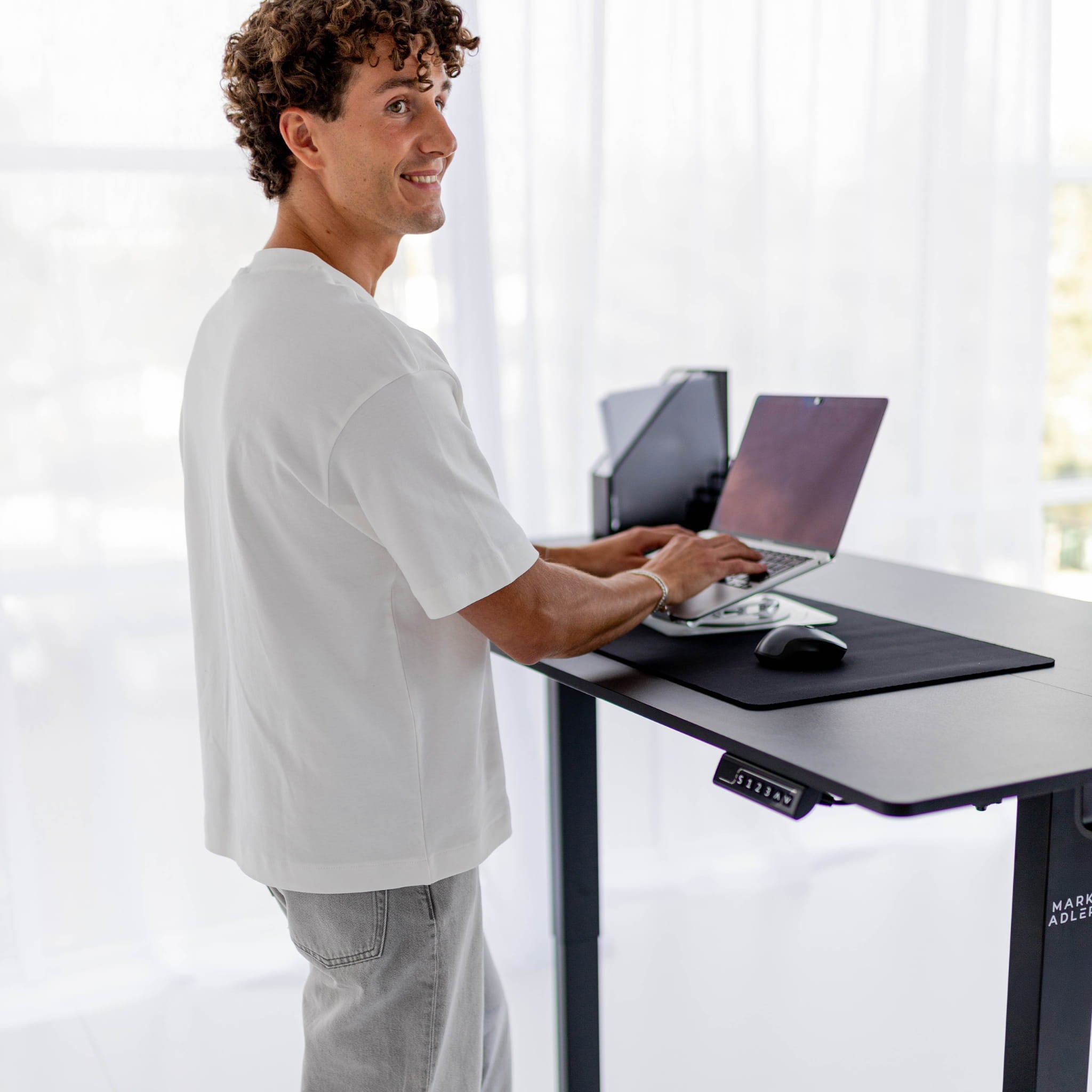 Mark Adler Leader 7.6 Černý elektrický stůl 160 cm 