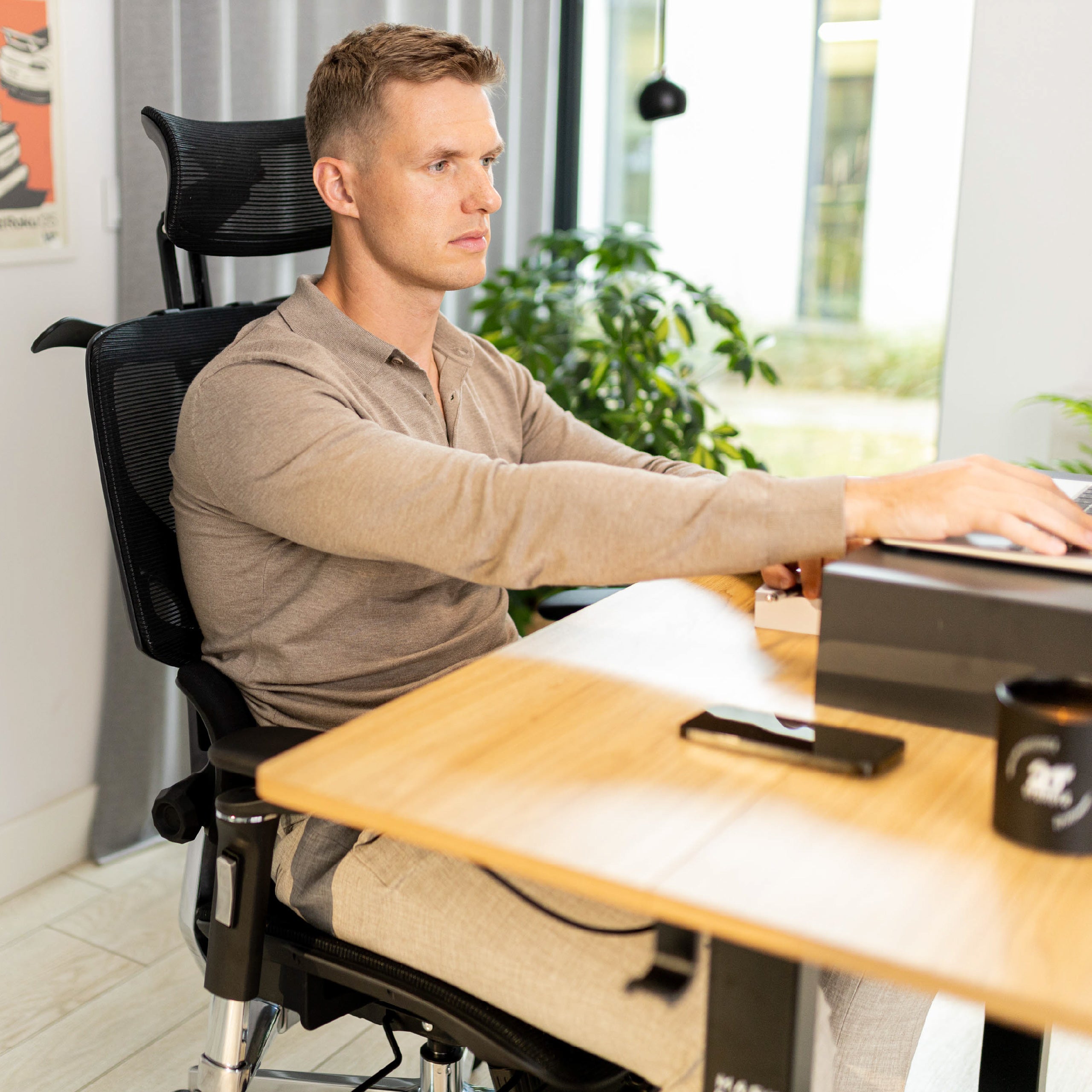 Elektricky nastavitelný stůl Mark Adler Leader 6.9 120 cm 