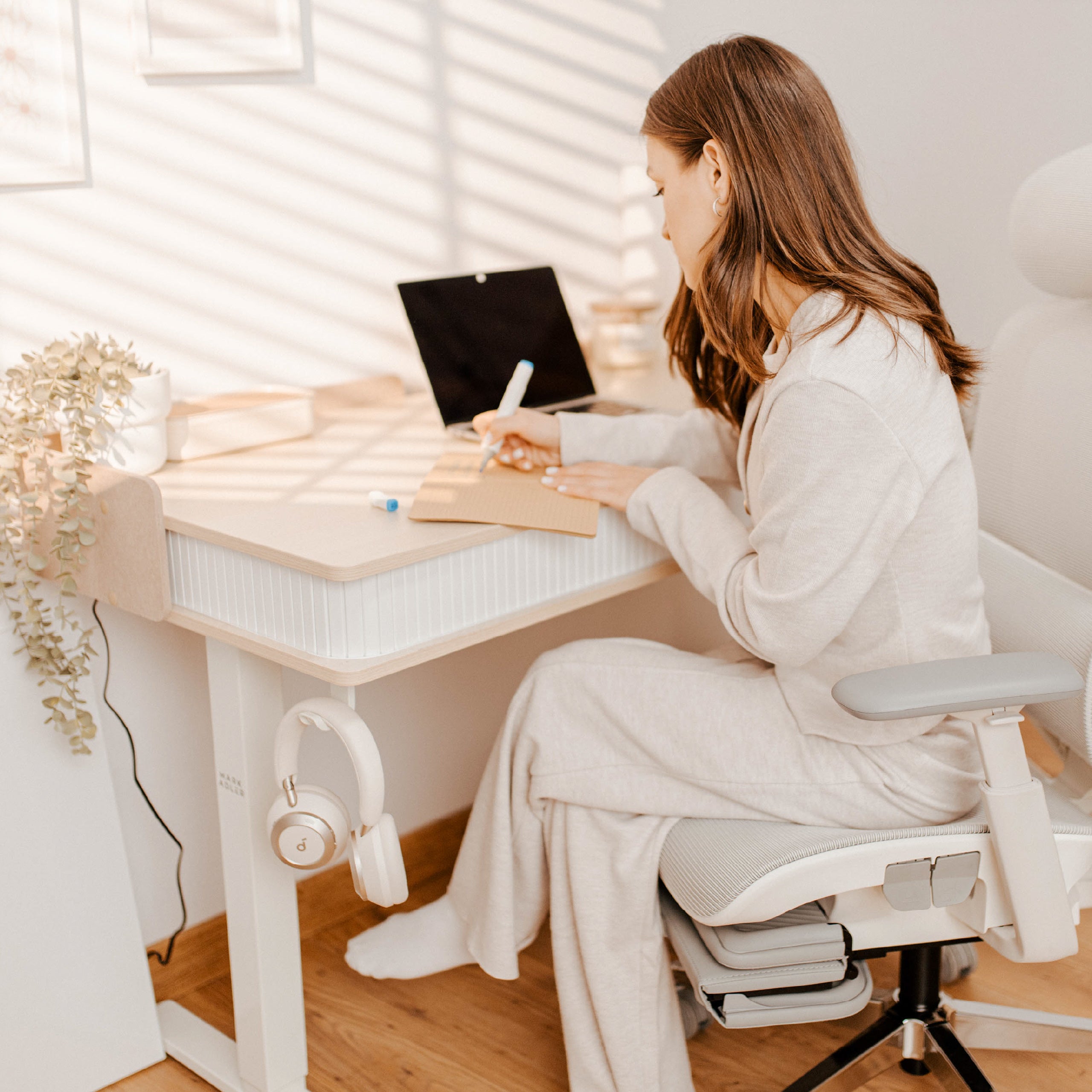 Mark Adler Leader 8.0 elektrický stůl bílý 120 cm 