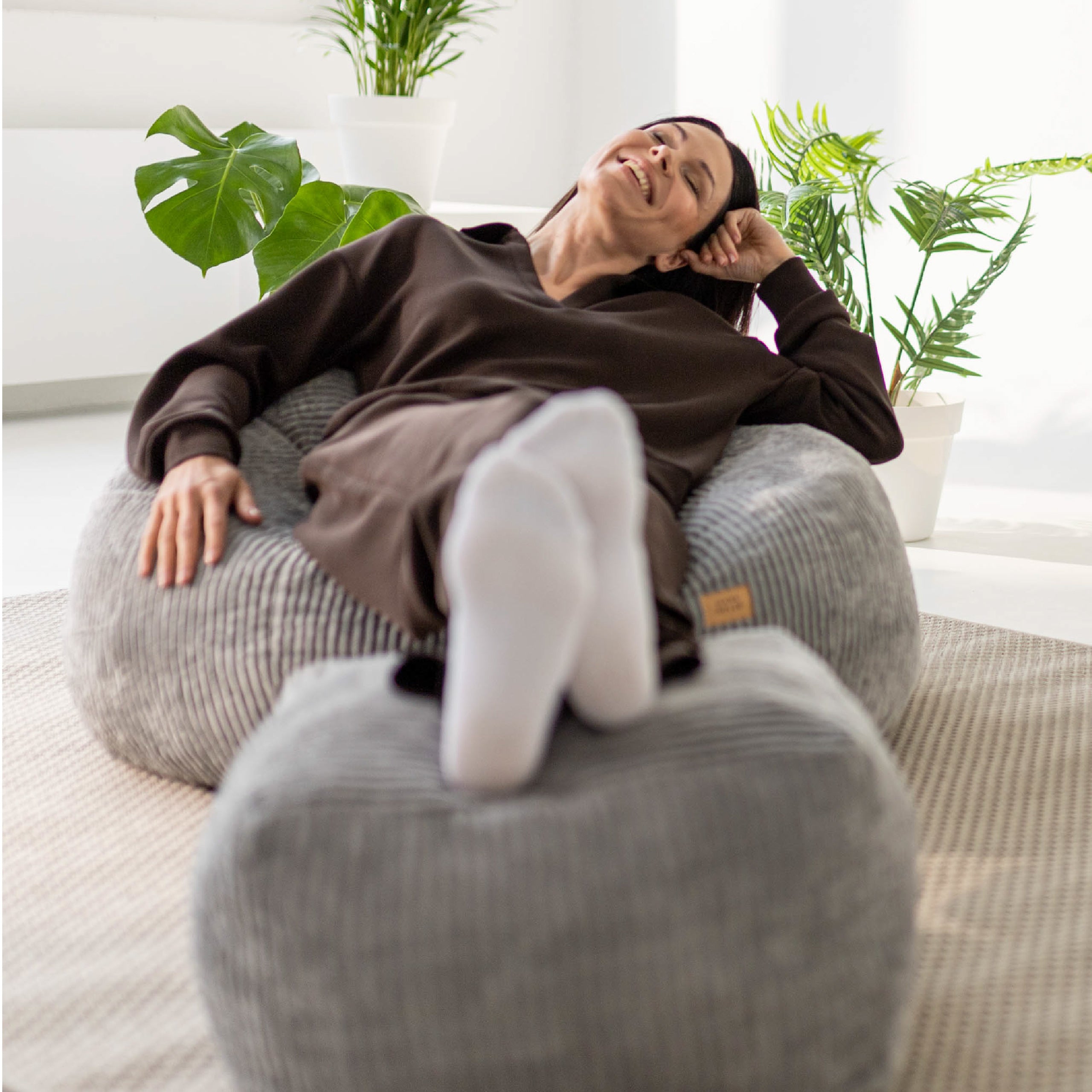 Křeslo puf manšestrový s podnožkou Mark Adler Comfy 3.0 Grey