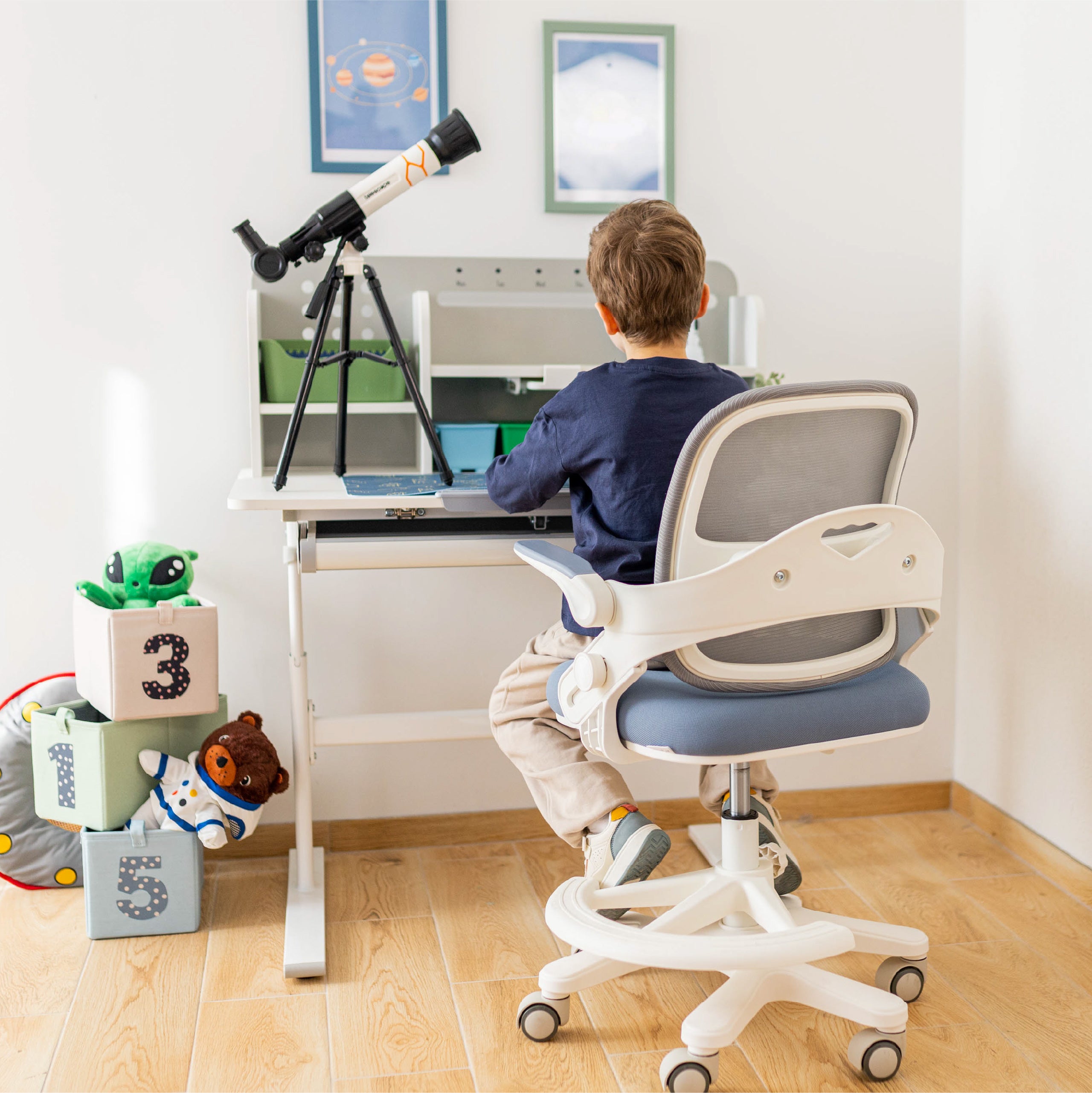 Ergonomický psací stůl pro děti Mark Adler Study 5.0 Grey 90 cm