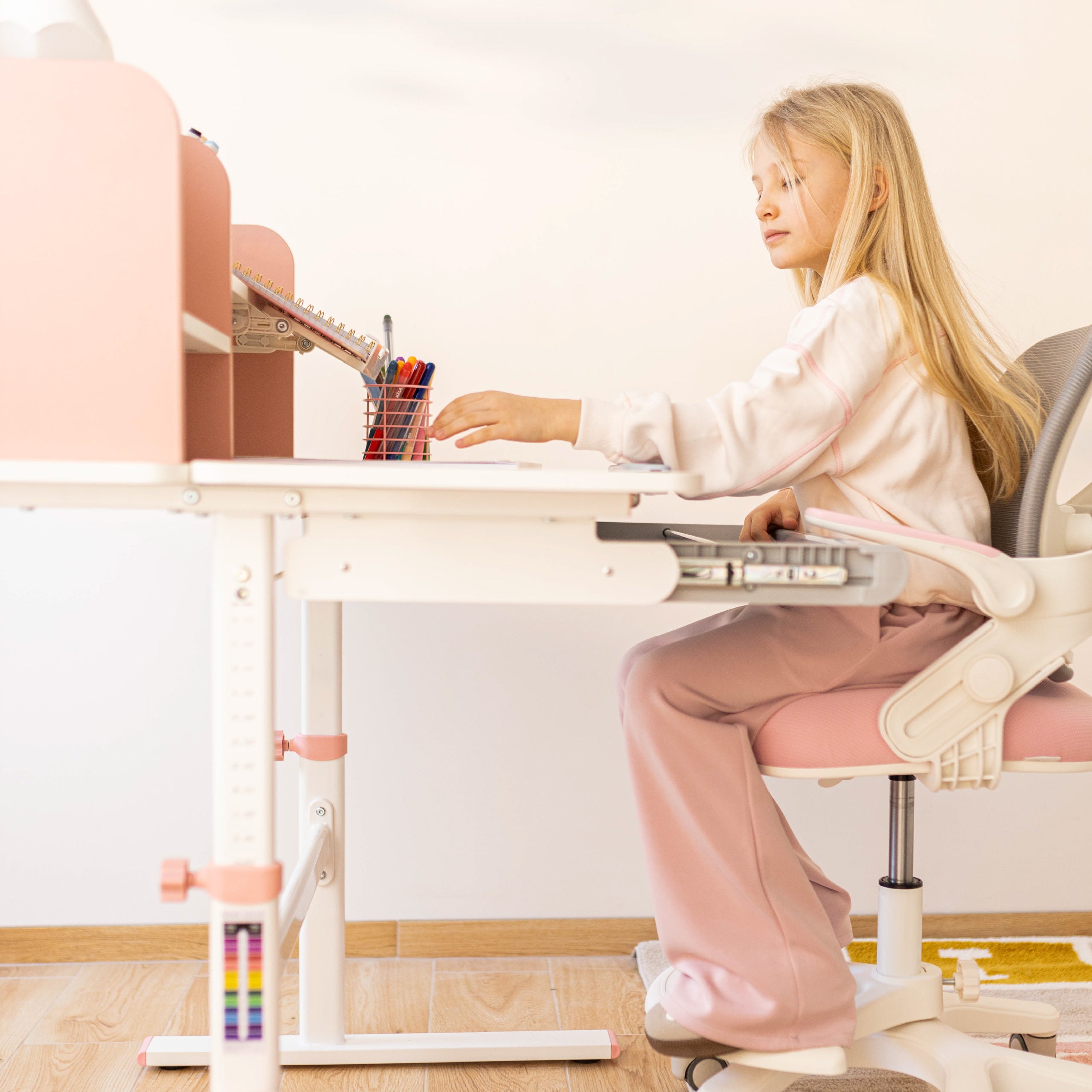 Ergonomický psací stůl pro děti Mark Adler Study 5.0 Pink 90 cm
