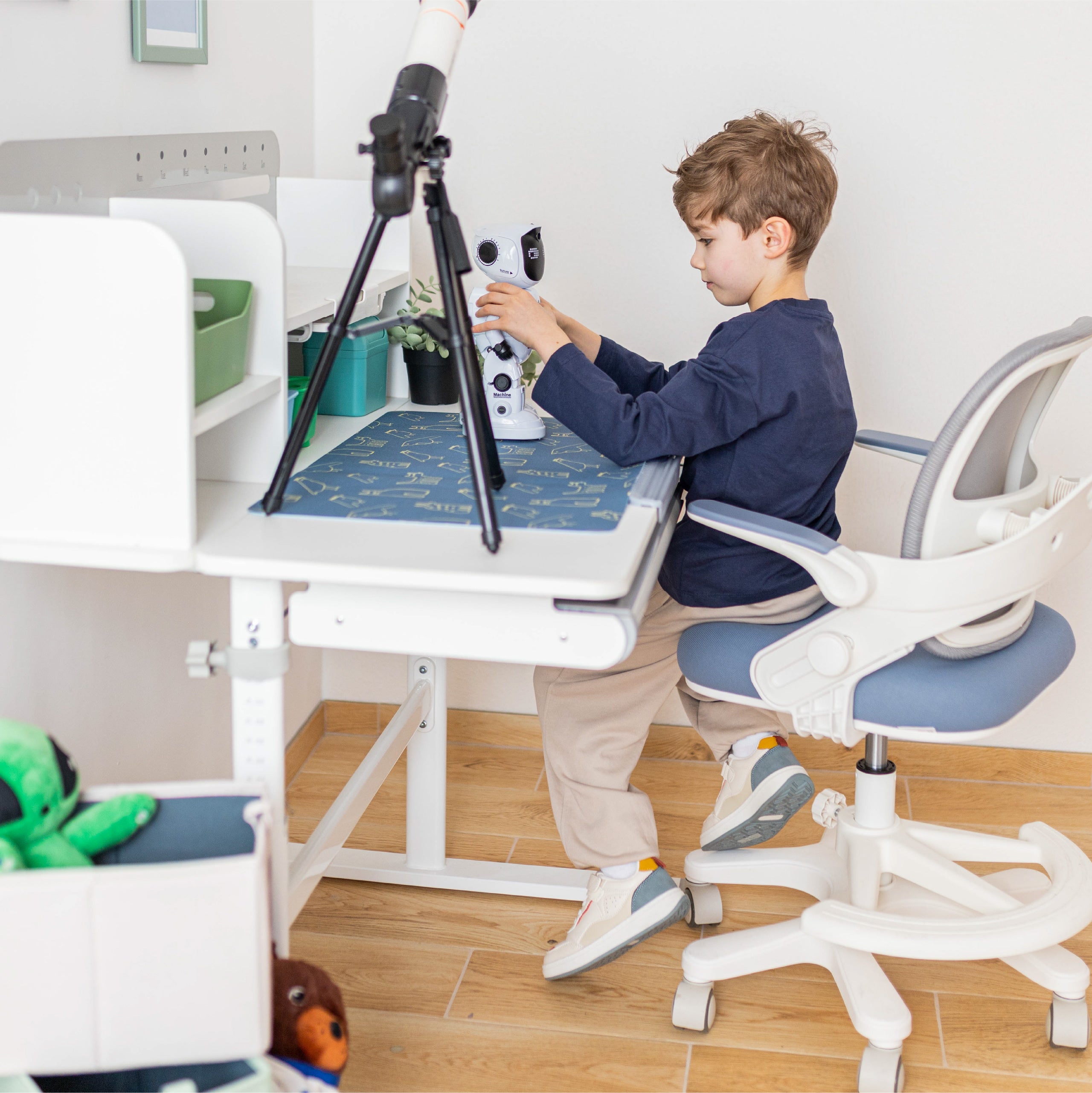 Ergonomický psací stůl pro děti Mark Adler Study 5.0 Grey 90 cm