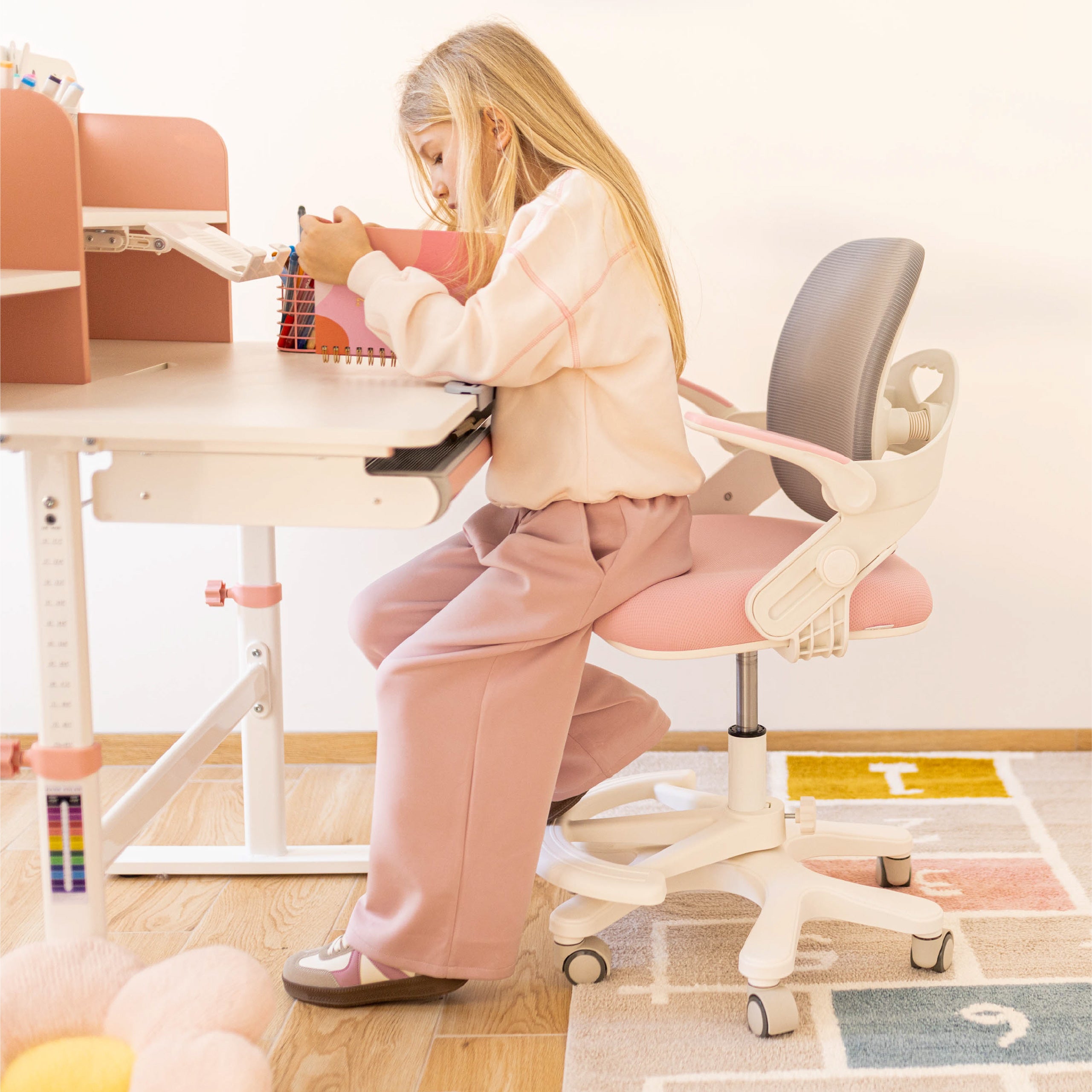 Dětská židle k psacímu stolu Mark Adler Junior 4.3 Pink-grey