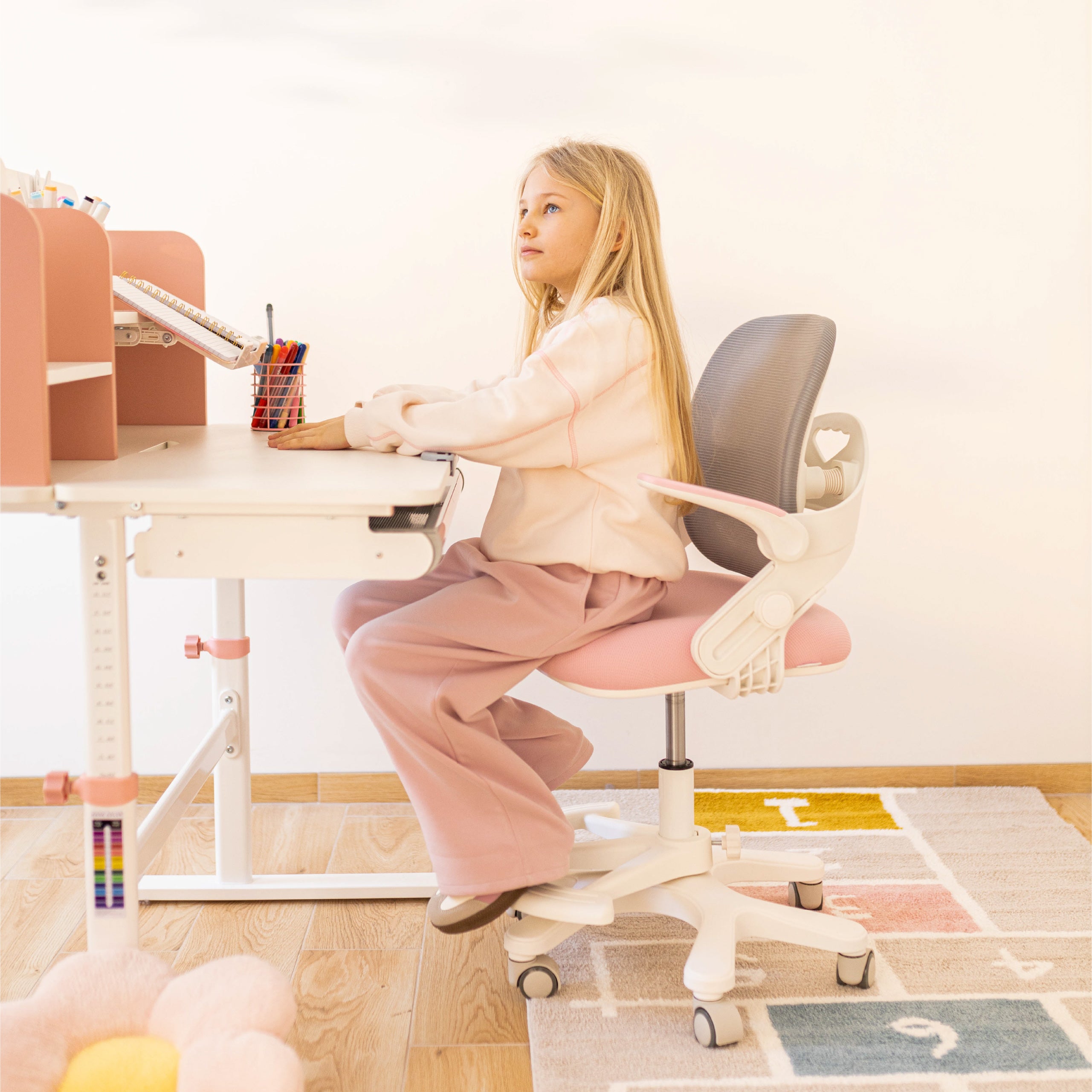Ergonomický psací stůl pro děti Mark Adler Study 5.0 Pink 90 cm