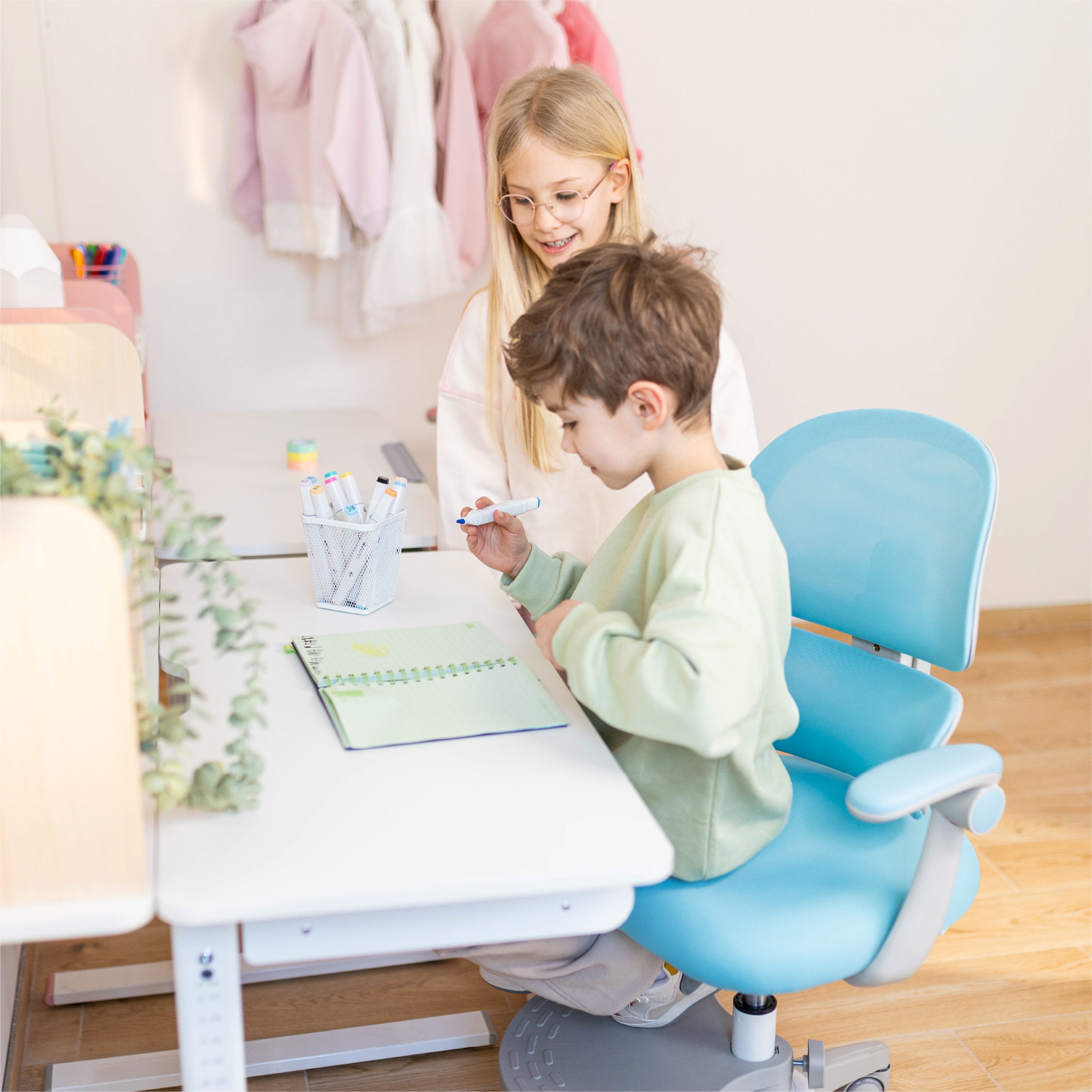 Dětská ergonomická židlička Mark Adler Junior 4.4 modrá 