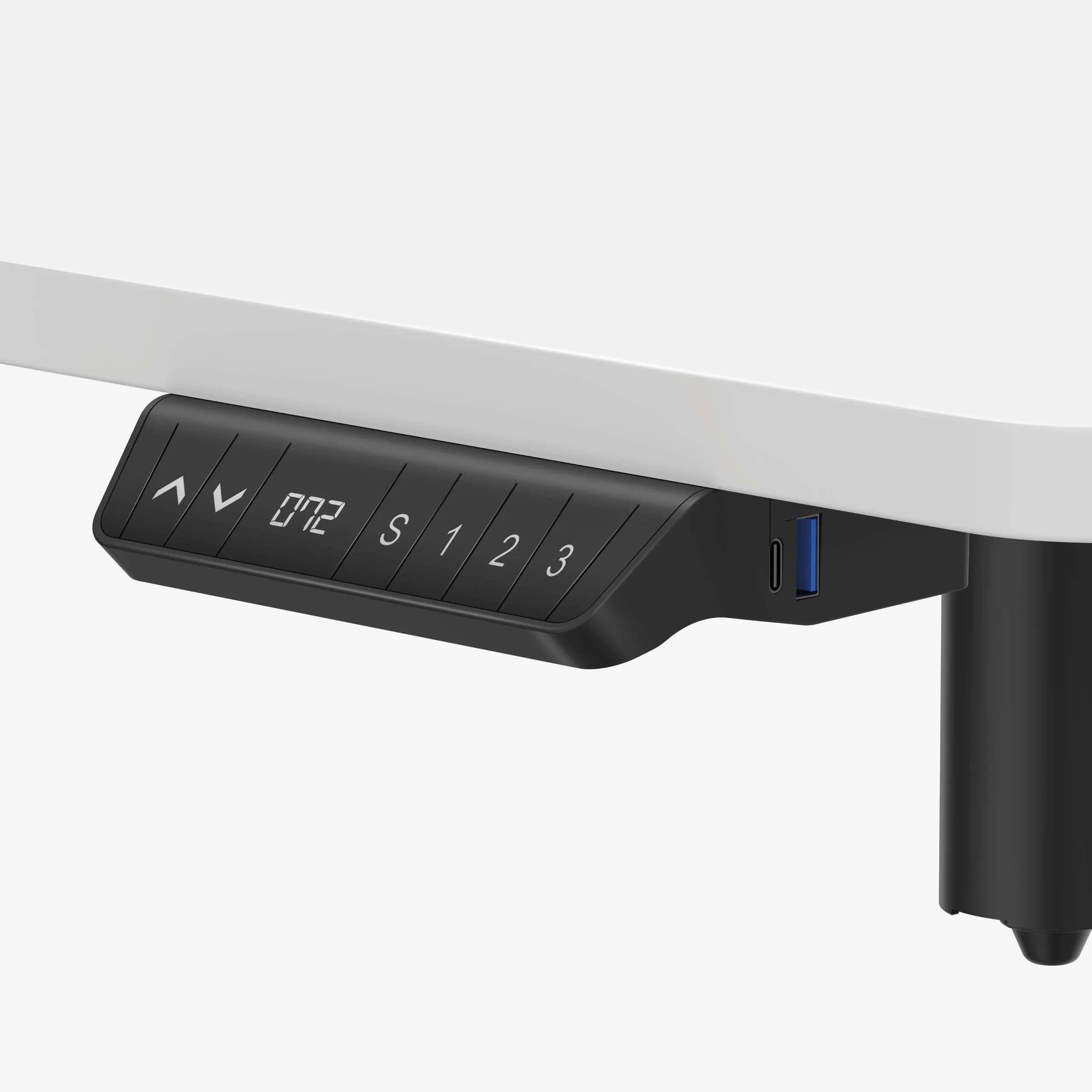 USB zásuvka a C vstup